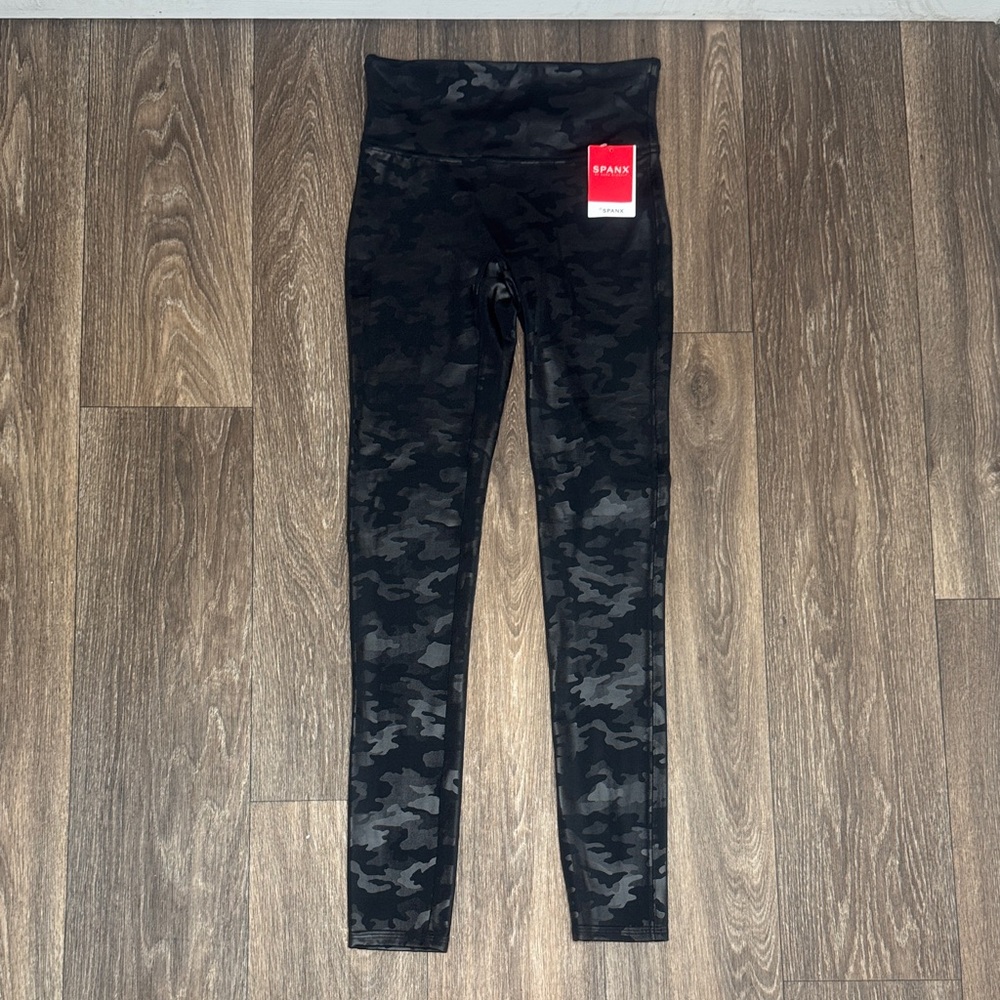 SPANX Women’s Dark Camo Leggings Size small